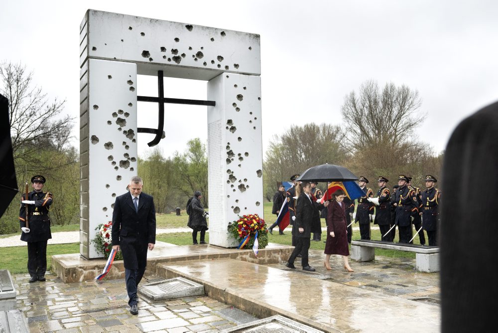 Prezident SR Peter Pellegrini s prezidentkou Moldavskej republiky Maiou Sanduovou položili vence k pamätníku Brána slobody na Devíne