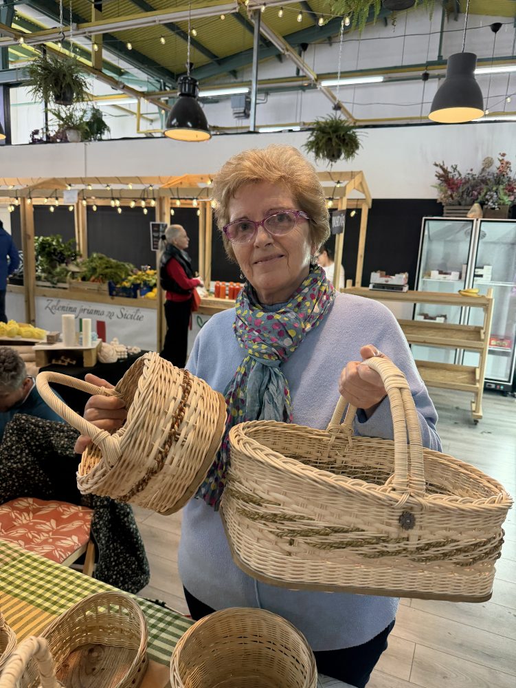 Mária Hricová z Lady vyrába originálne košíky z ratanu