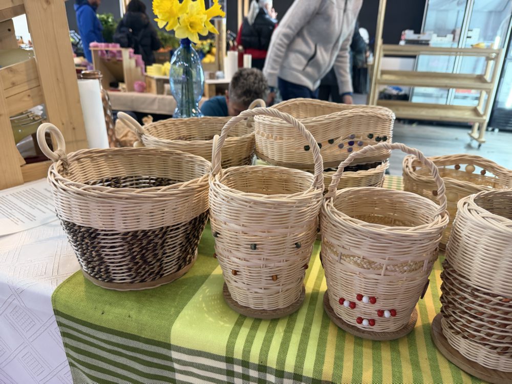 Mária Hricová z Lady vyrába originálne košíky z ratanu