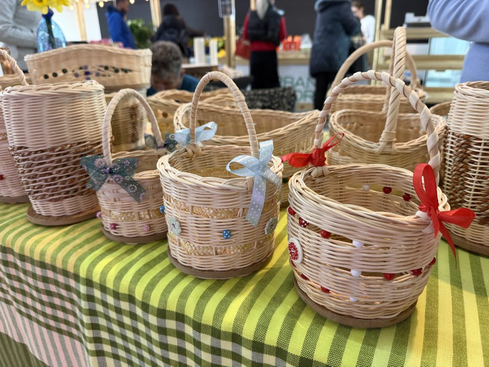 Mária Hricová z Lady vyrába originálne košíky z ratanu