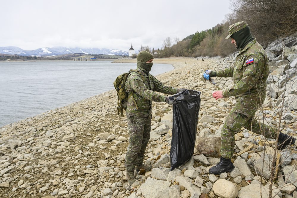 Zber odpadkov na dne priehrady Liptovská Mara