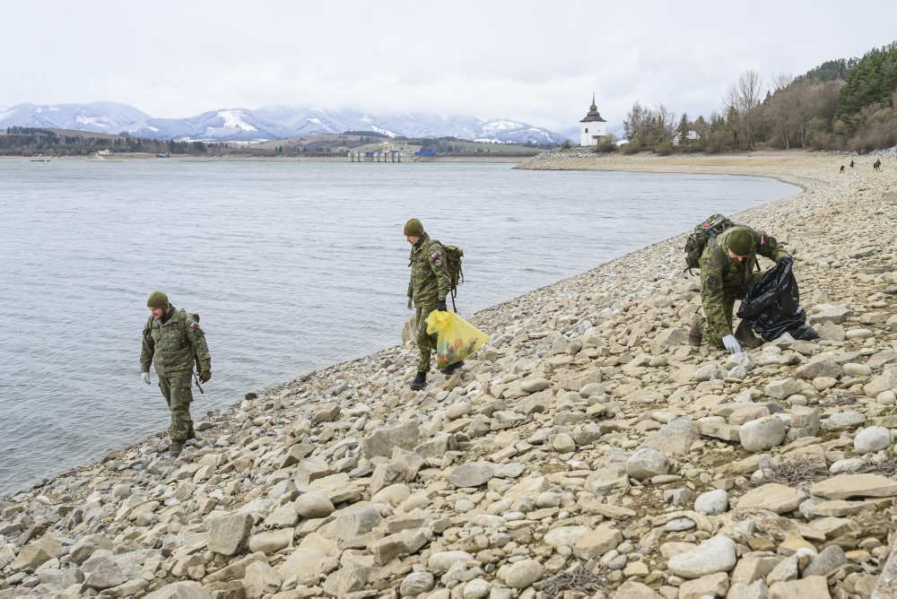 Zber odpadkov na dne priehrady Liptovská Mara