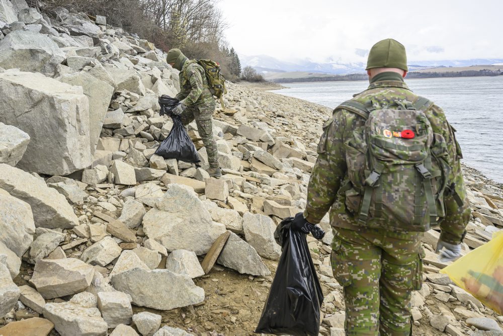 Zber odpadkov na dne priehrady Liptovská Mara