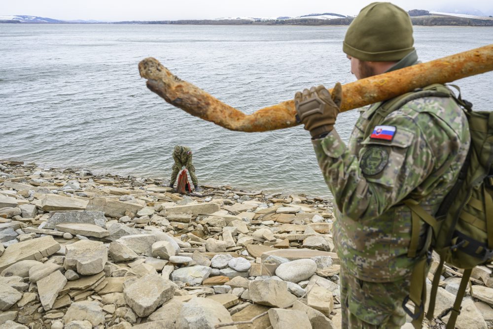 Zber odpadkov na dne priehrady Liptovská Mara