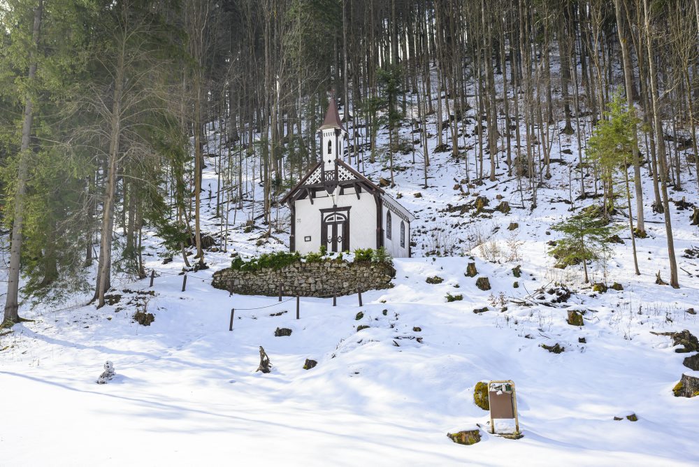 Chátrajúce budovy v areáli bývalých kúpeľov Korytnica
