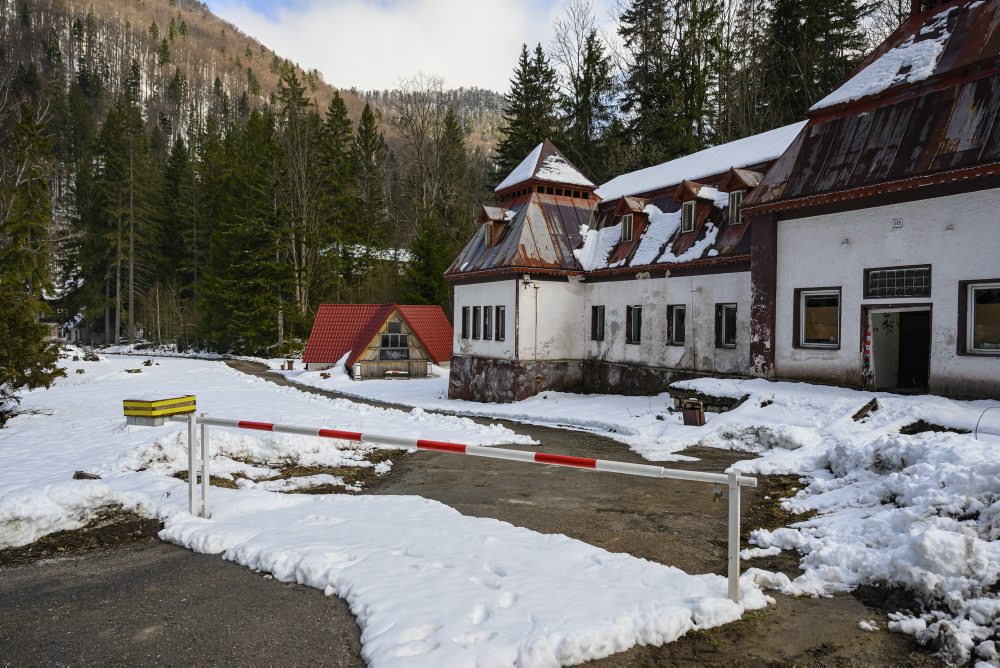 Chátrajúce budovy v areáli bývalých kúpeľov Korytnica