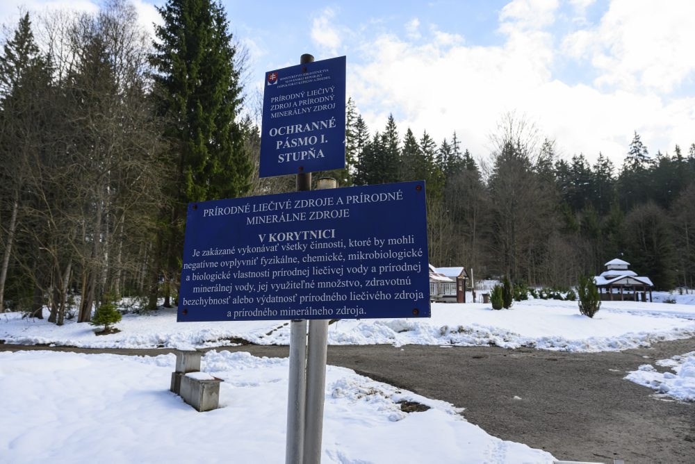 Chátrajúce budovy v areáli bývalých kúpeľov Korytnica