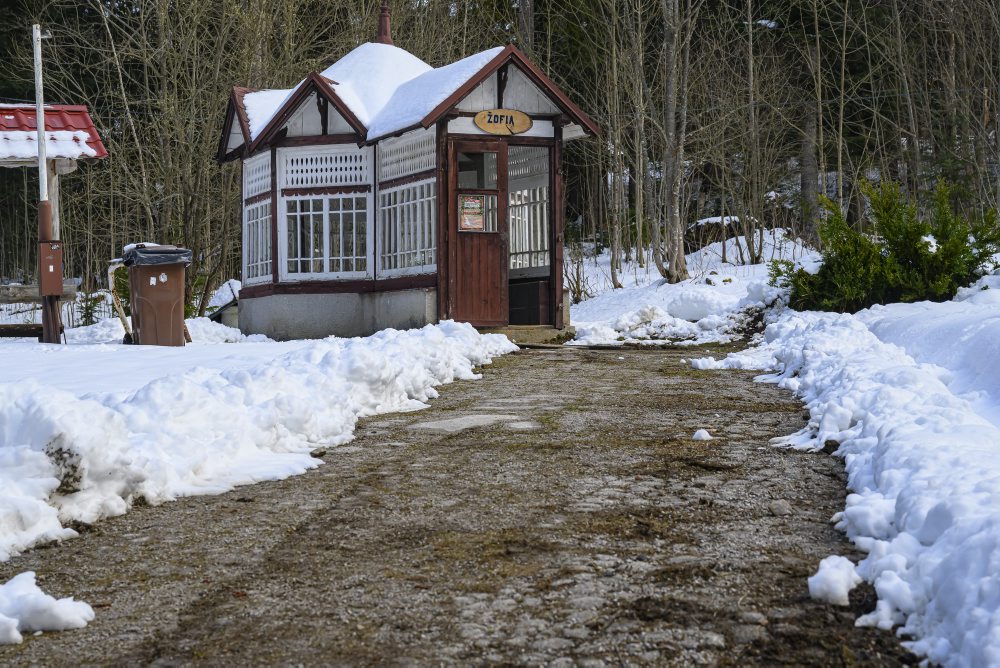 Chátrajúce budovy v areáli bývalých kúpeľov Korytnica