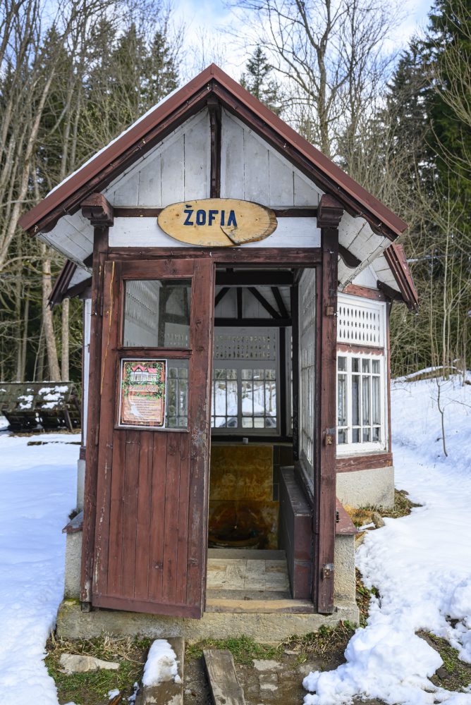 Chátrajúce budovy v areáli bývalých kúpeľov Korytnica