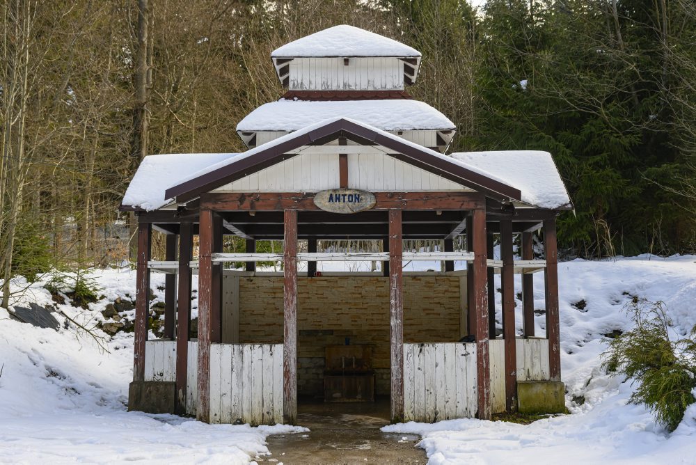 Chátrajúce budovy v areáli bývalých kúpeľov Korytnica