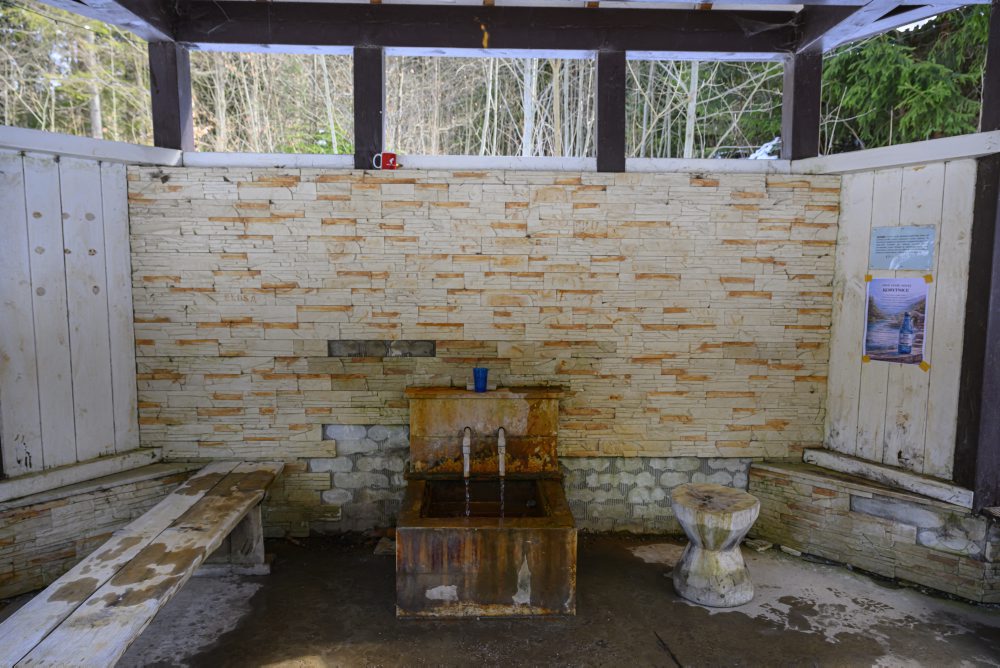 Chátrajúce budovy v areáli bývalých kúpeľov Korytnica