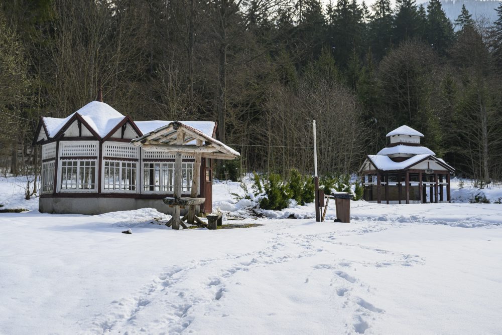 Chátrajúce budovy v areáli bývalých kúpeľov Korytnica