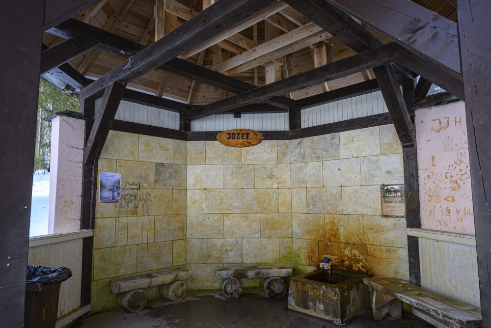 Chátrajúce budovy v areáli bývalých kúpeľov Korytnica