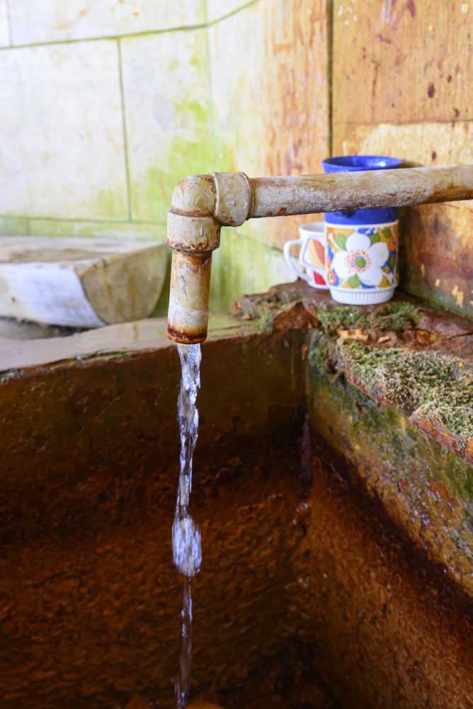 Chátrajúce budovy v areáli bývalých kúpeľov Korytnica