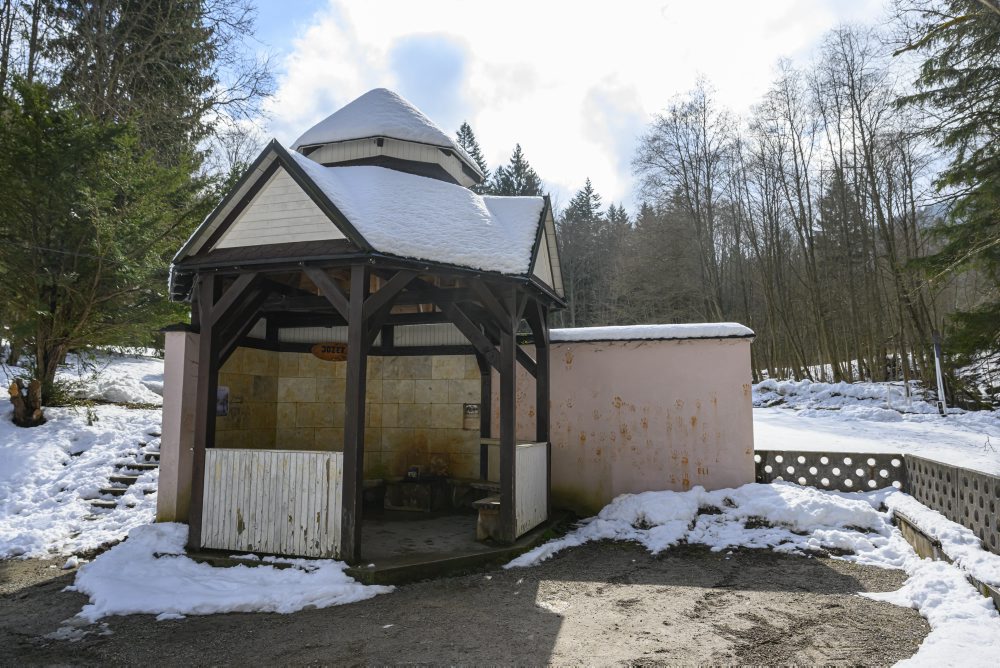 Chátrajúce budovy v areáli bývalých kúpeľov Korytnica