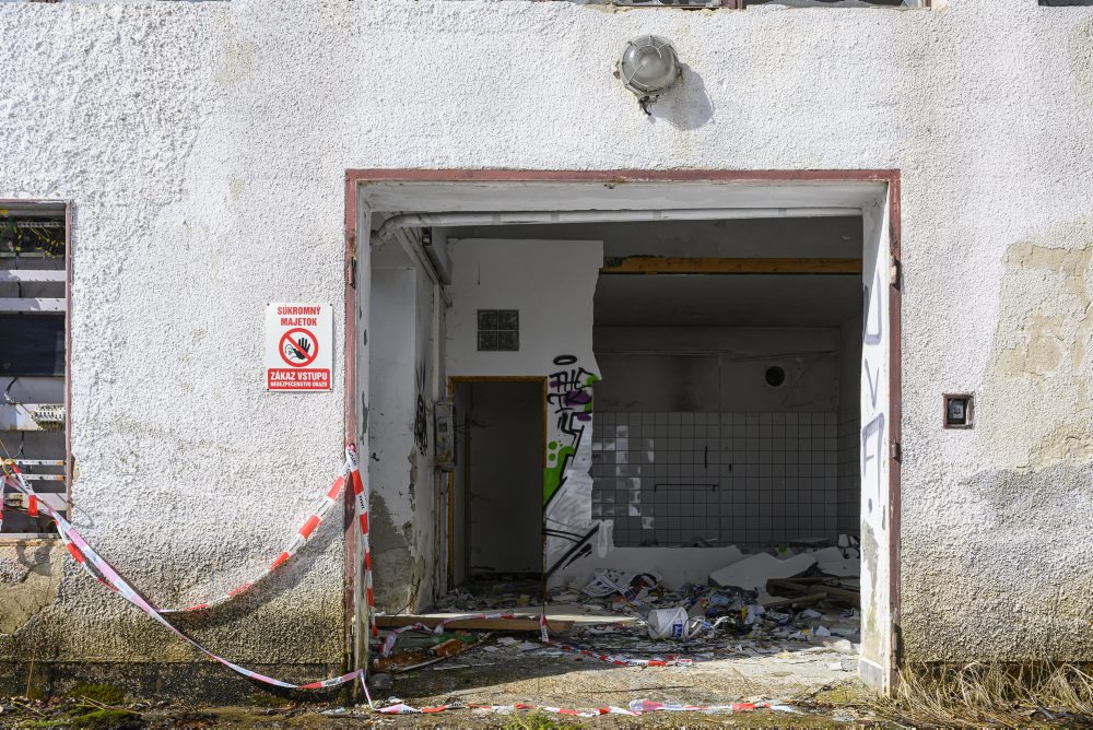 Chátrajúce budovy v areáli bývalých kúpeľov Korytnica