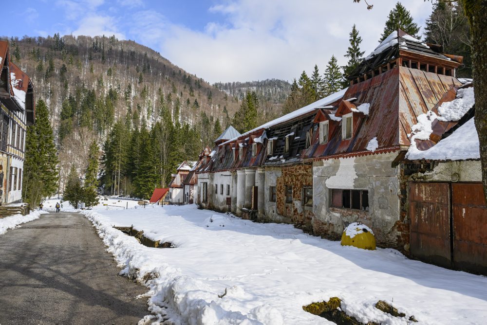 Chátrajúce budovy v areáli bývalých kúpeľov Korytnica