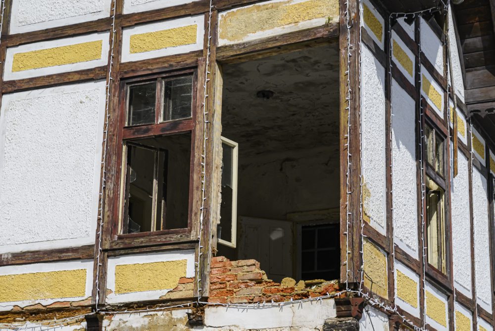 Chátrajúce budovy v areáli bývalých kúpeľov Korytnica