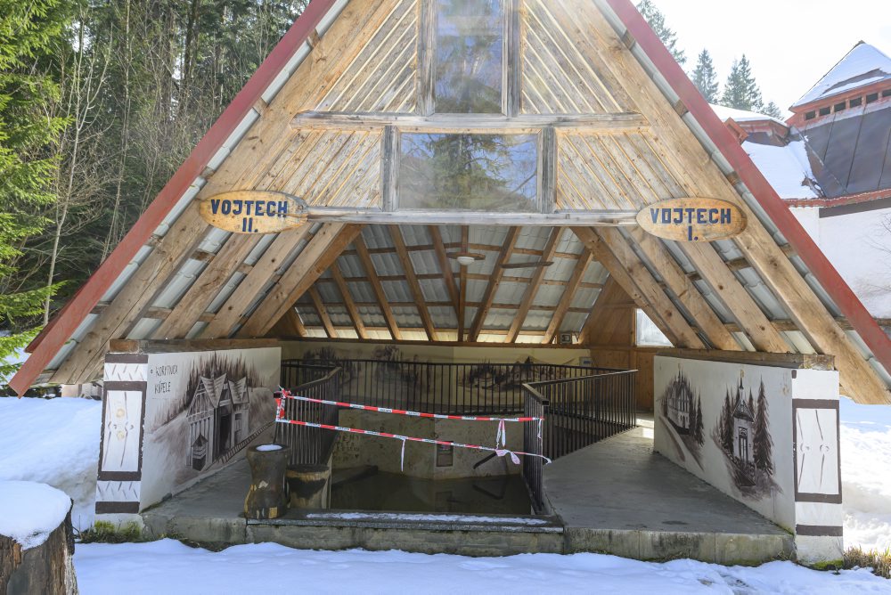 Chátrajúce budovy v areáli bývalých kúpeľov Korytnica