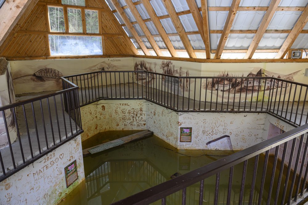 Chátrajúce budovy v areáli bývalých kúpeľov Korytnica