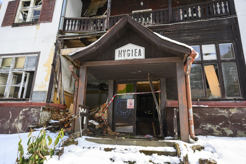 Chátrajúce budovy v areáli bývalých kúpeľov Korytnica