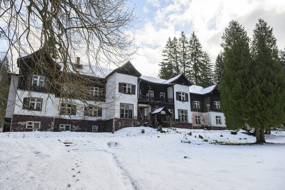 Chátrajúce budovy v areáli bývalých kúpeľov Korytnica