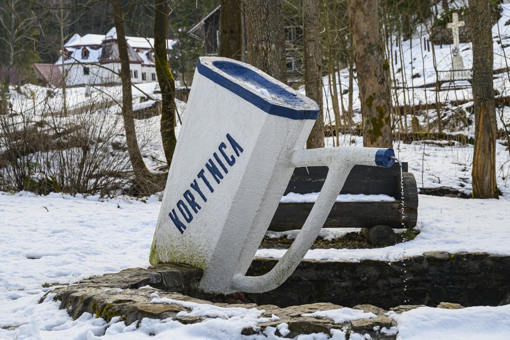 Chátrajúce budovy v areáli bývalých kúpeľov Korytnica