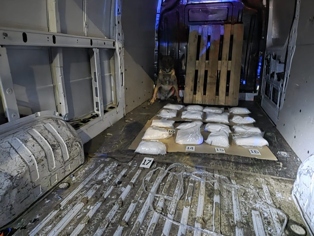 Polícia pri kontrole dodávky v Malackách objavili približne 50 kg drog