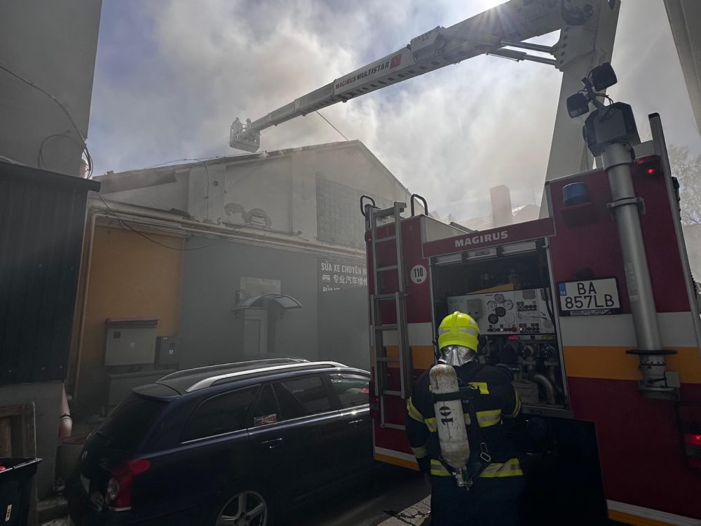 Požiar skladu na ulici Stará Vajnorská v Bratislave