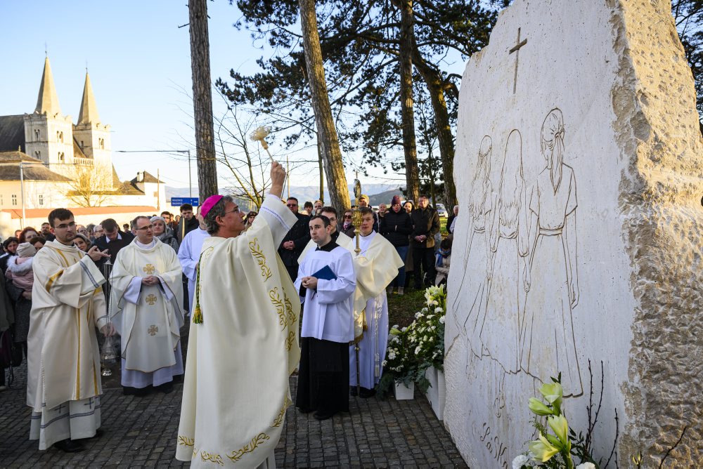 Spišské Podhradie: Tri obete tragédie spred dvoch rokov pripomína pamätník