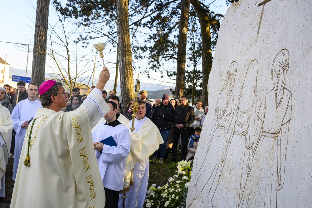 Spišské Podhradie: Tri obete tragédie spred dvoch rokov pripomína pamätník