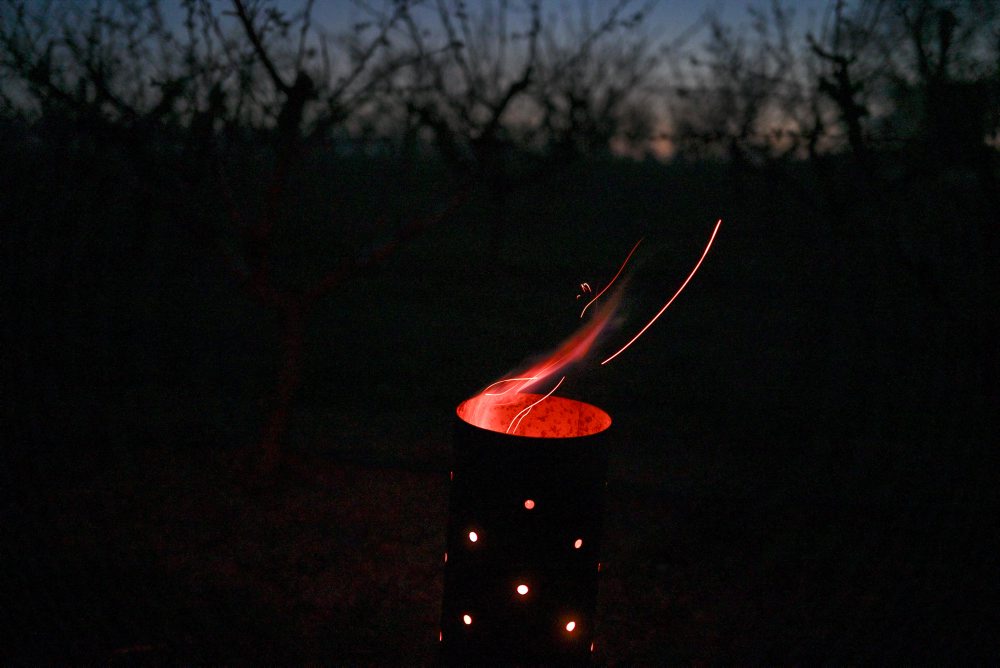 Ochrana úrody pred mrazmi v ovocnom sade v Čachticiach