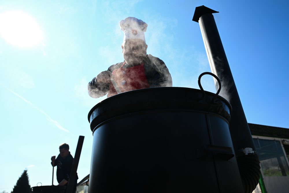 Súťaž vo škvarení oškvarkov v Turej Lúke