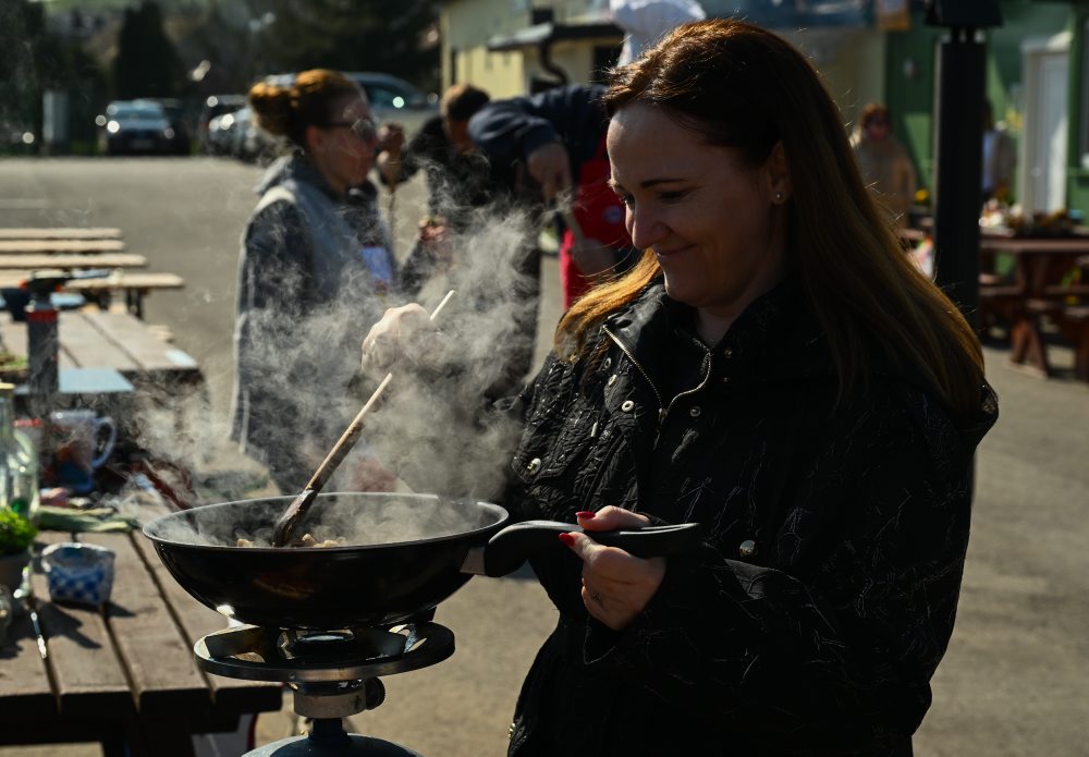 Súťaž vo škvarení oškvarkov v Turej Lúke