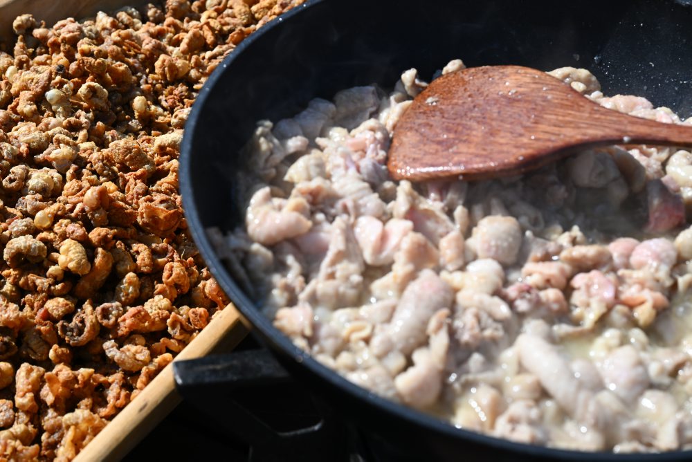 Súťaž vo škvarení oškvarkov v Turej Lúke