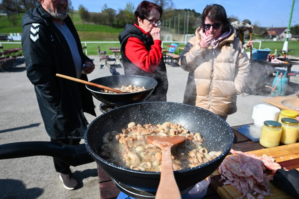Súťaž vo škvarení oškvarkov v Turej Lúke
