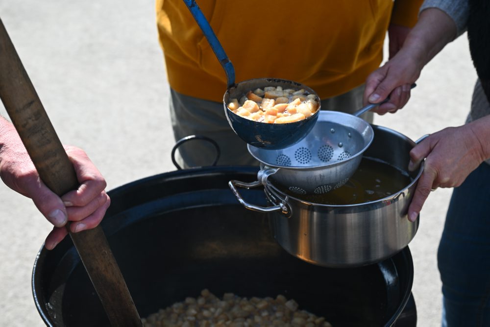 Súťaž vo škvarení oškvarkov v Turej Lúke