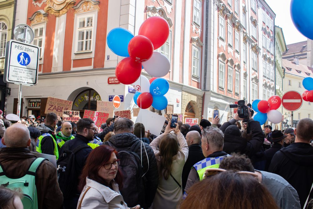V Prahe sa zišli priaznivci aj odporcovia Hnutia Za život,dozerá na nich polícia