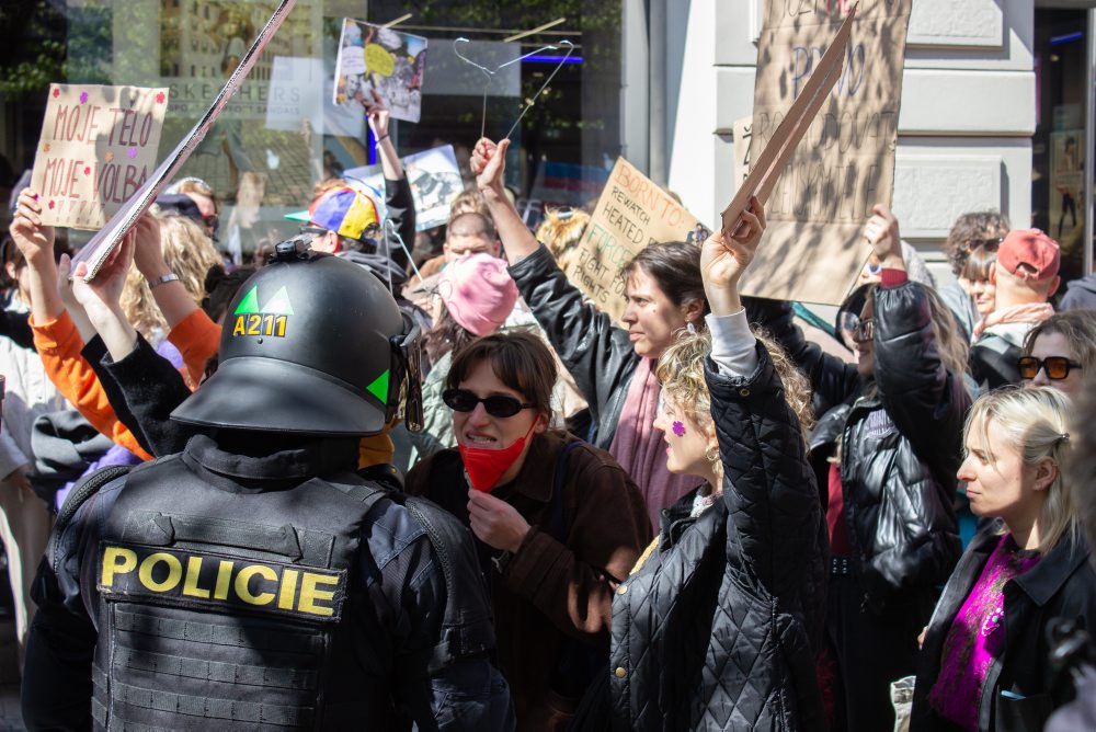 V Prahe sa zišli priaznivci aj odporcovia Hnutia Za život,dozerá na nich polícia
