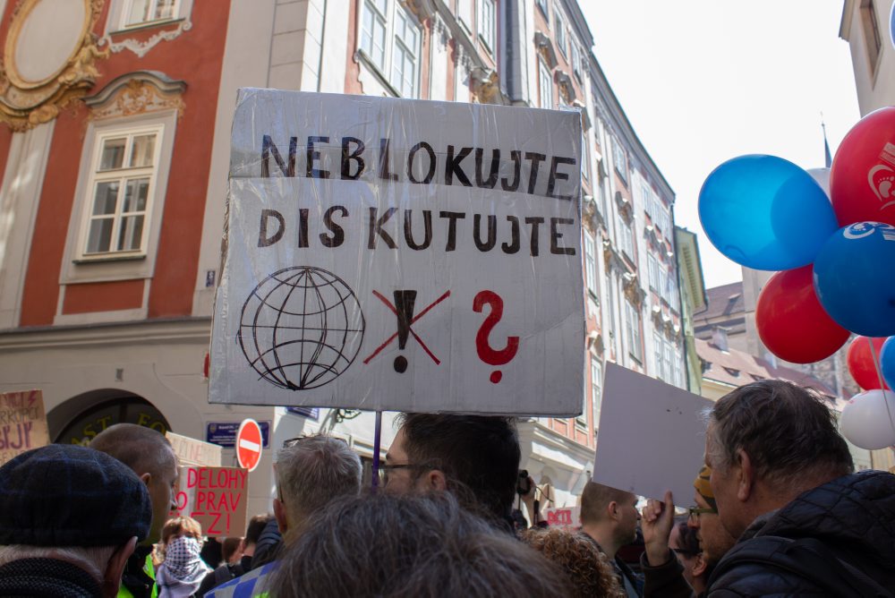 V Prahe sa zišli priaznivci aj odporcovia Hnutia Za život,dozerá na nich polícia