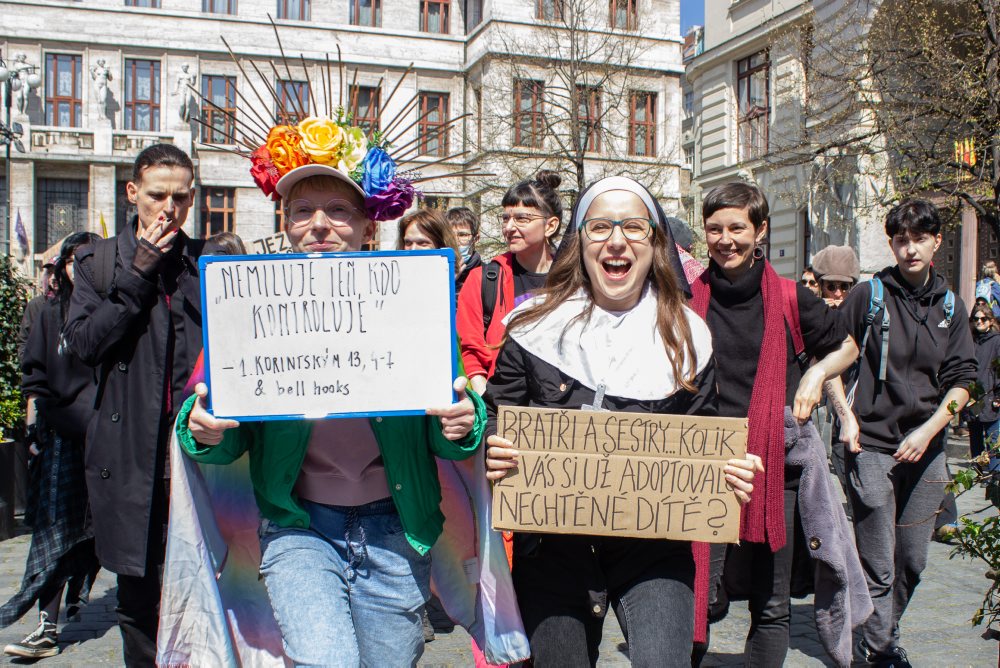 V Prahe sa zišli priaznivci aj odporcovia Hnutia Za život,dozerá na nich polícia