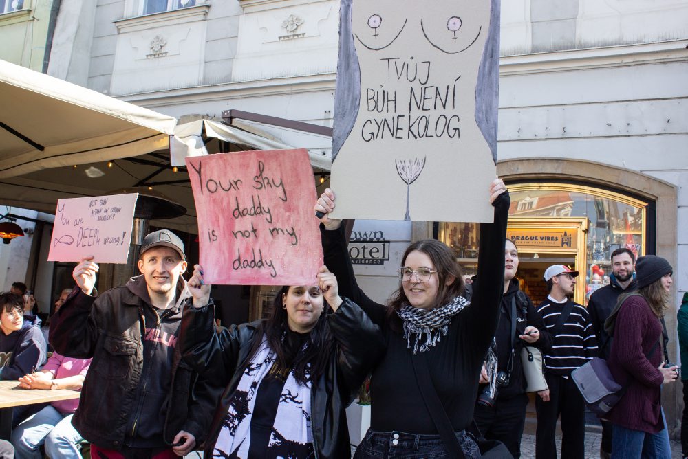 V Prahe sa zišli priaznivci aj odporcovia Hnutia Za život,dozerá na nich polícia