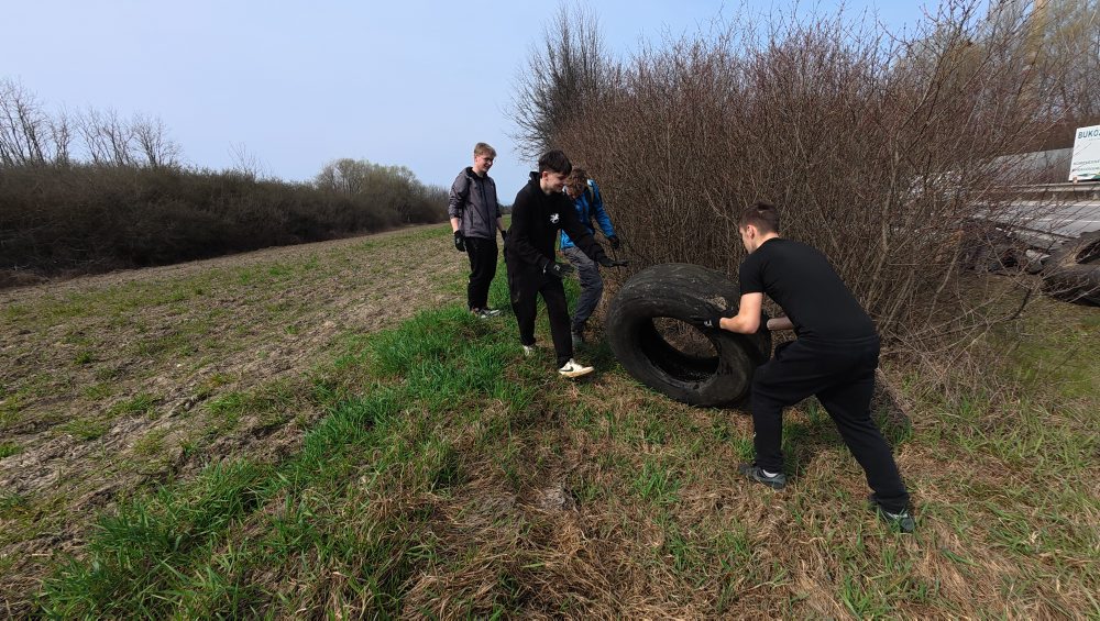 Dobrovoľníci26: V projekte 200 ton z lesa von vyzbierali takmer polovicu z cieľa