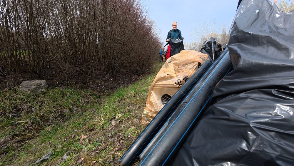 Dobrovoľníci26: V projekte 200 ton z lesa von vyzbierali takmer polovicu z cieľa