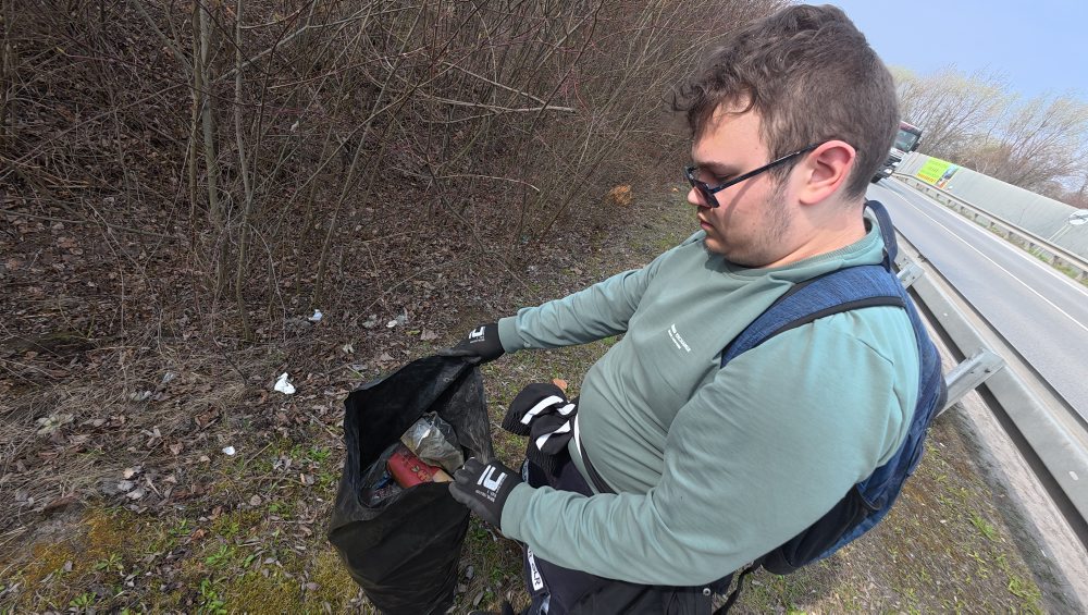 Dobrovoľníci26: V projekte 200 ton z lesa von vyzbierali takmer polovicu z cieľa