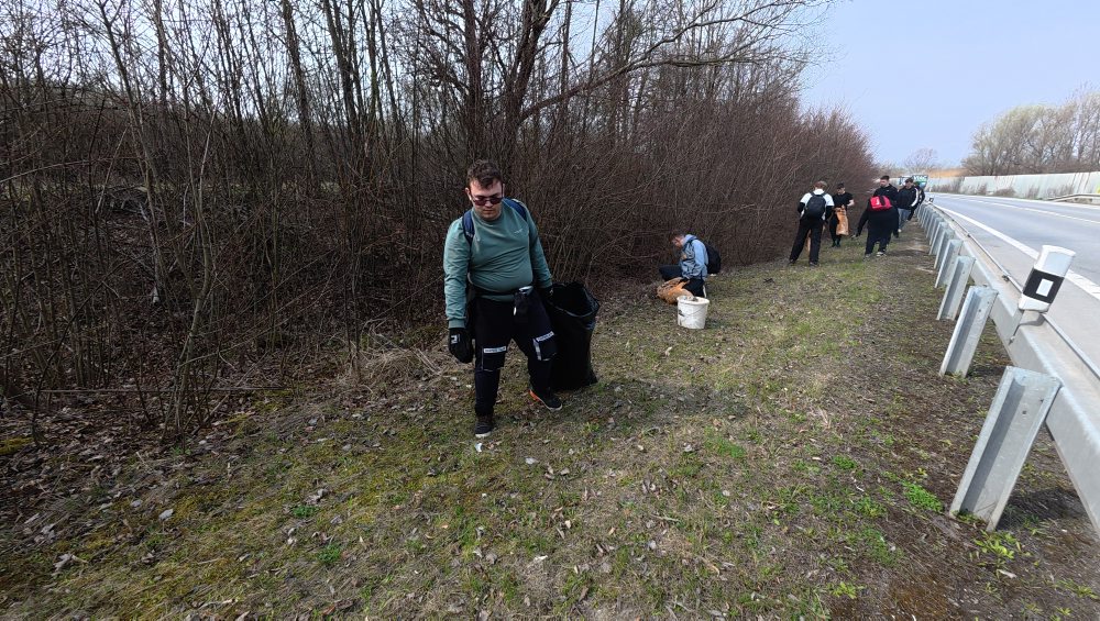 Dobrovoľníci26: V projekte 200 ton z lesa von vyzbierali takmer polovicu z cieľa