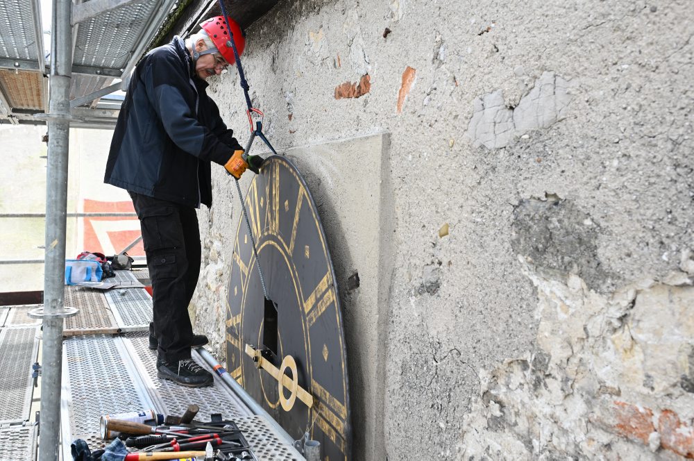 TRENČÍN: Demontáž hodín z Hodinovej veže na Trenčianskom hrade