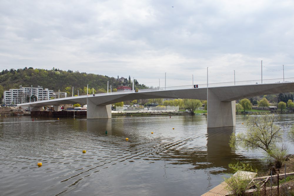 Dvorecký most nad riekou Vltava v Prahe