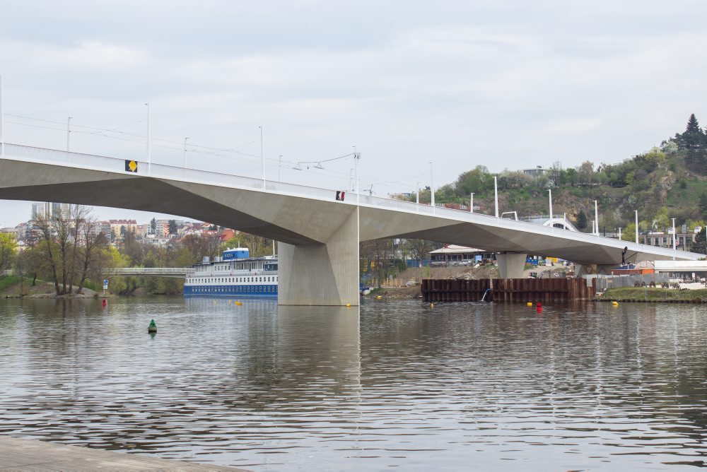 Dvorecký most nad riekou Vltava v Prahe