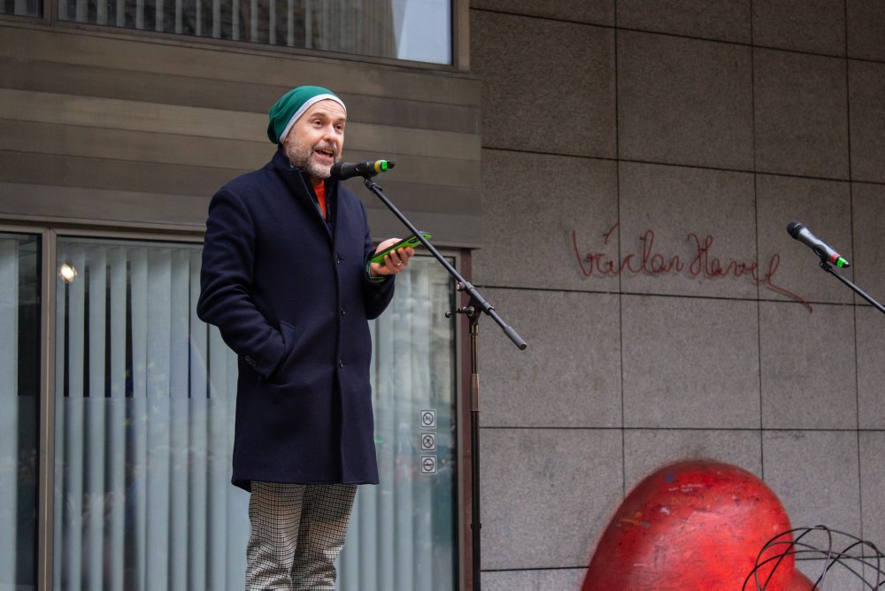 V Prahe proti zrušeniu korešpondenčnej voľby v SR protestovali stovky ľudí